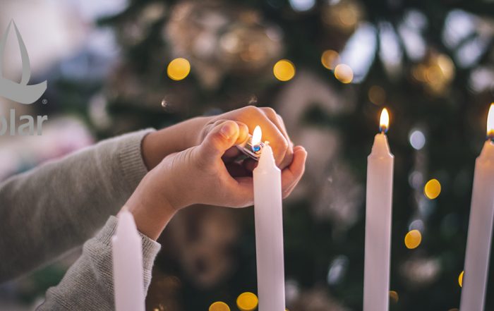 Candles are being lit. Kynttilöitä sytytetään.