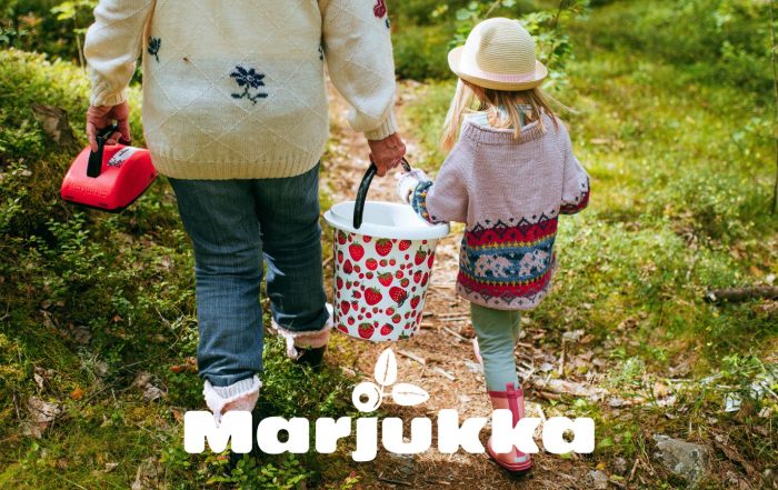Nainen ja tyttö matkalla marjastamaan Marjukka-tuotteilla.